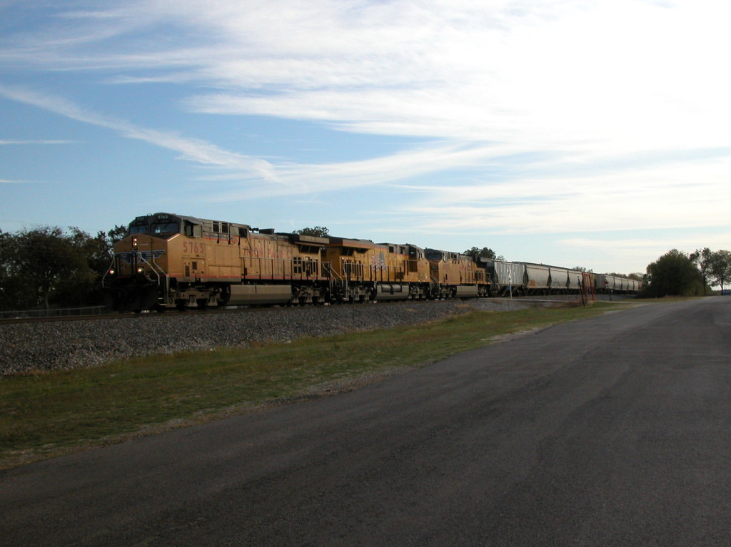 UP 5765  11Nov2011  NB approaching Tokio Road 